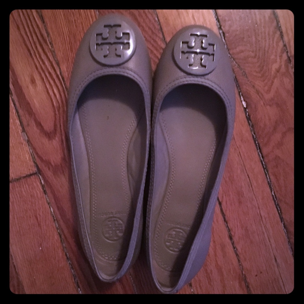 Tory Burch taupe leather medallion flats 7.5 EUC